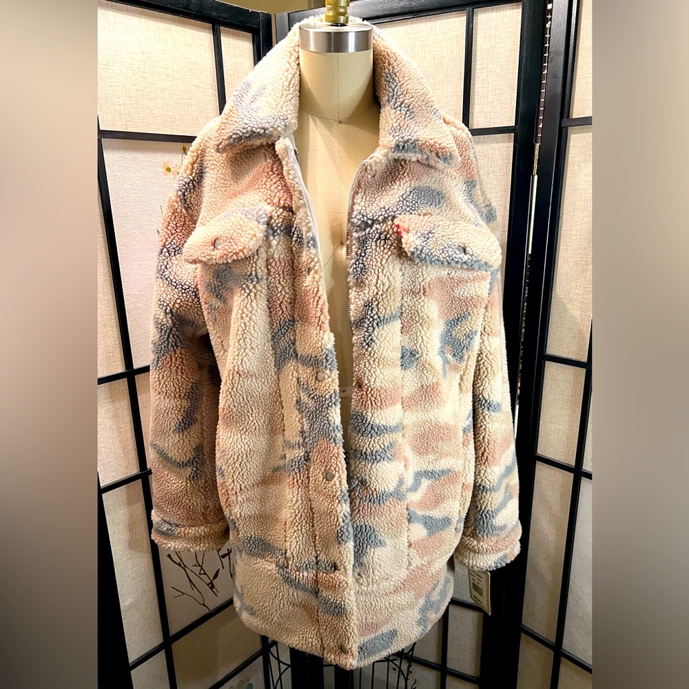 NWT Women's Levis Camo Sherpa Trucker Jacket M